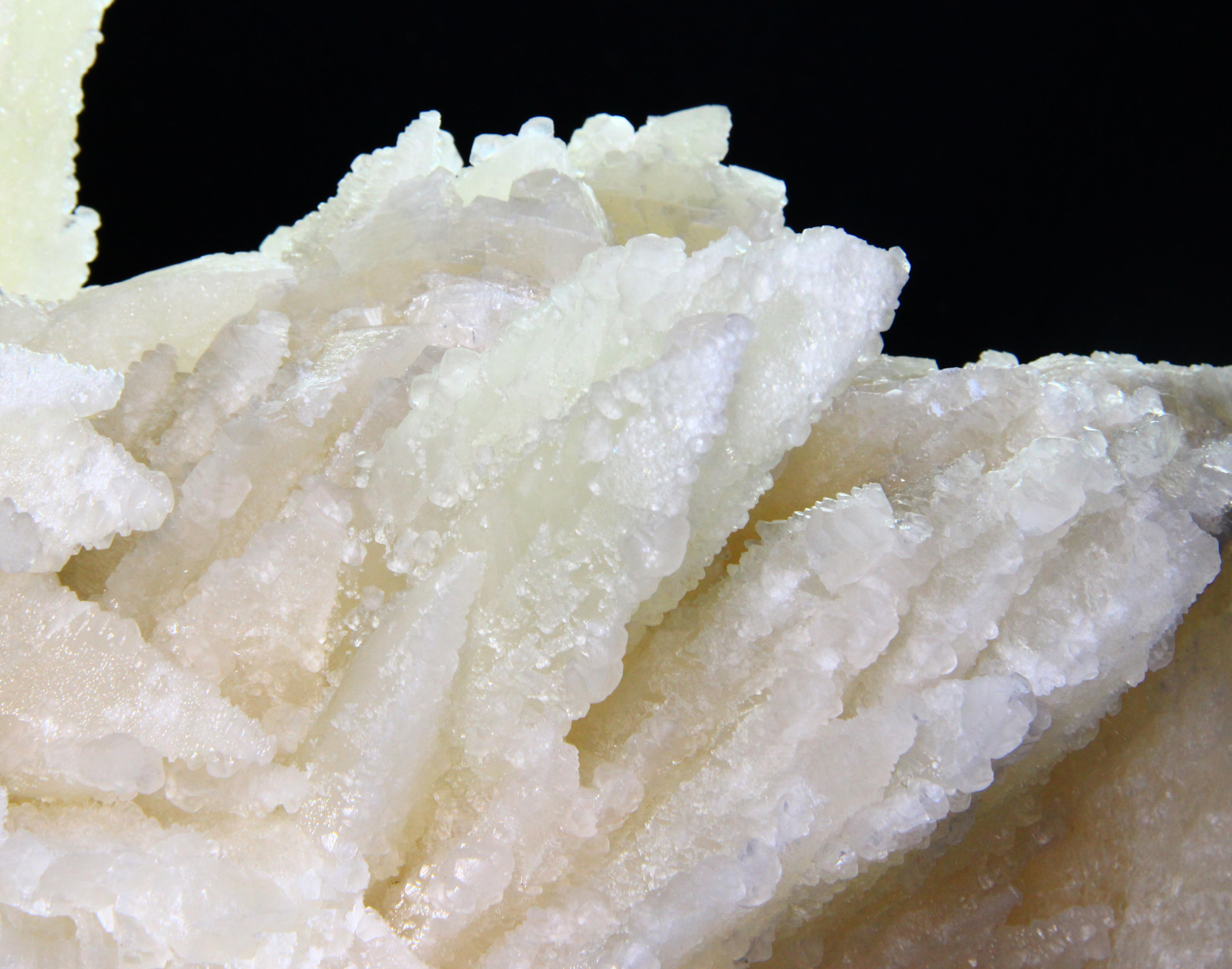  p>菱镁矿晶体属三方晶系的 a target="_blank" href="/item/碳酸盐