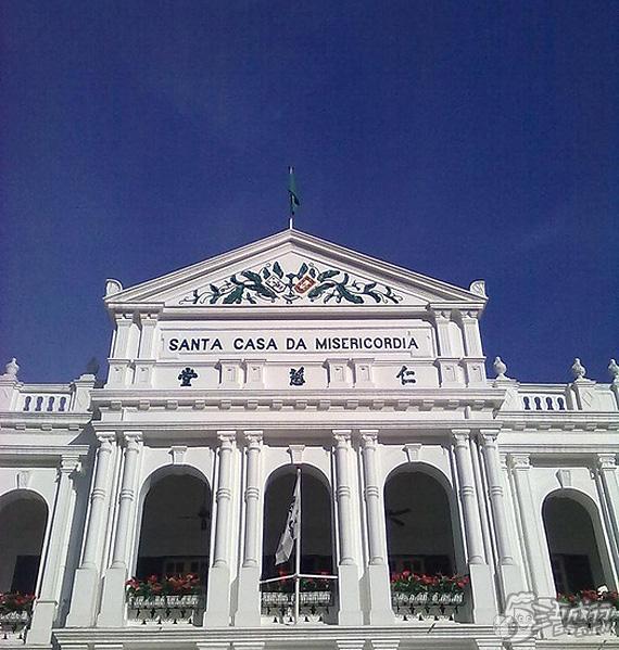 仁慈堂大楼的地下是澳门政府部门公证署的办公室,二楼则为 a target="