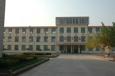  p>沂南县第三中学位于沂南县城芙蓉路西段,始建于1981年,初名城关