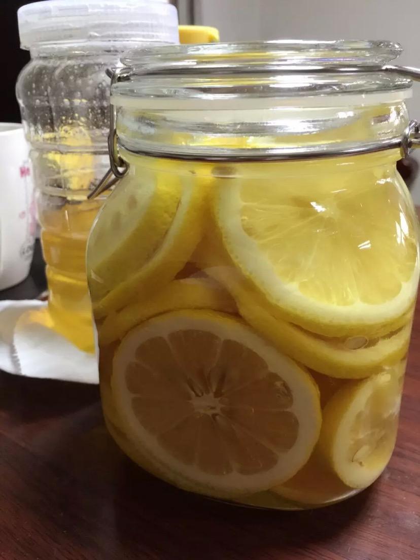 因为蜂蜜柠檬水有美容养颜的功效,蜂蜜腌柠檬是很多美女吃柠檬的一种