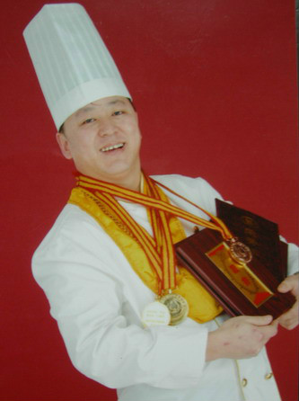 1989年从事饮食服务公司厨师班进修三级厨师/p>
