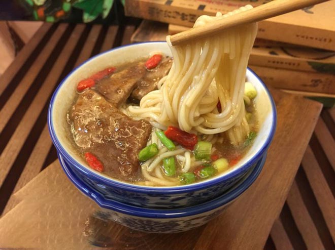  p>猪肝枸杞面,美食,主要原料有面条100g/猪肝100g,此美食做法简单,是