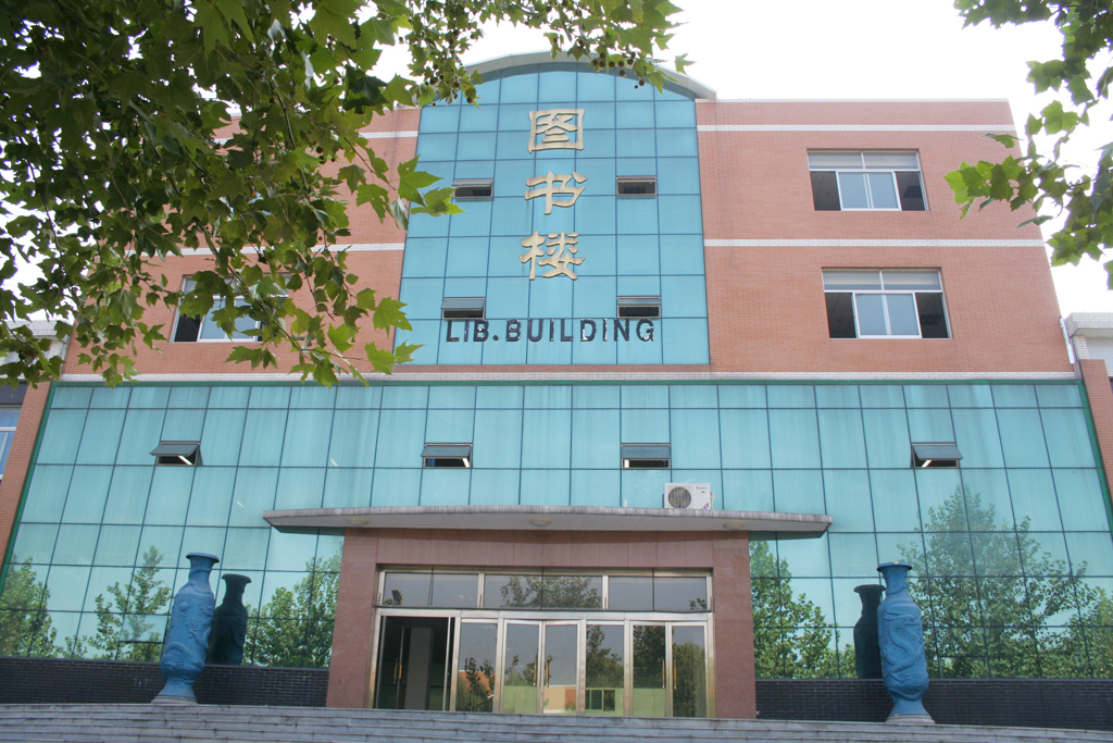 寿光现代中学位于山东省寿光市弥河西岸,1999年7