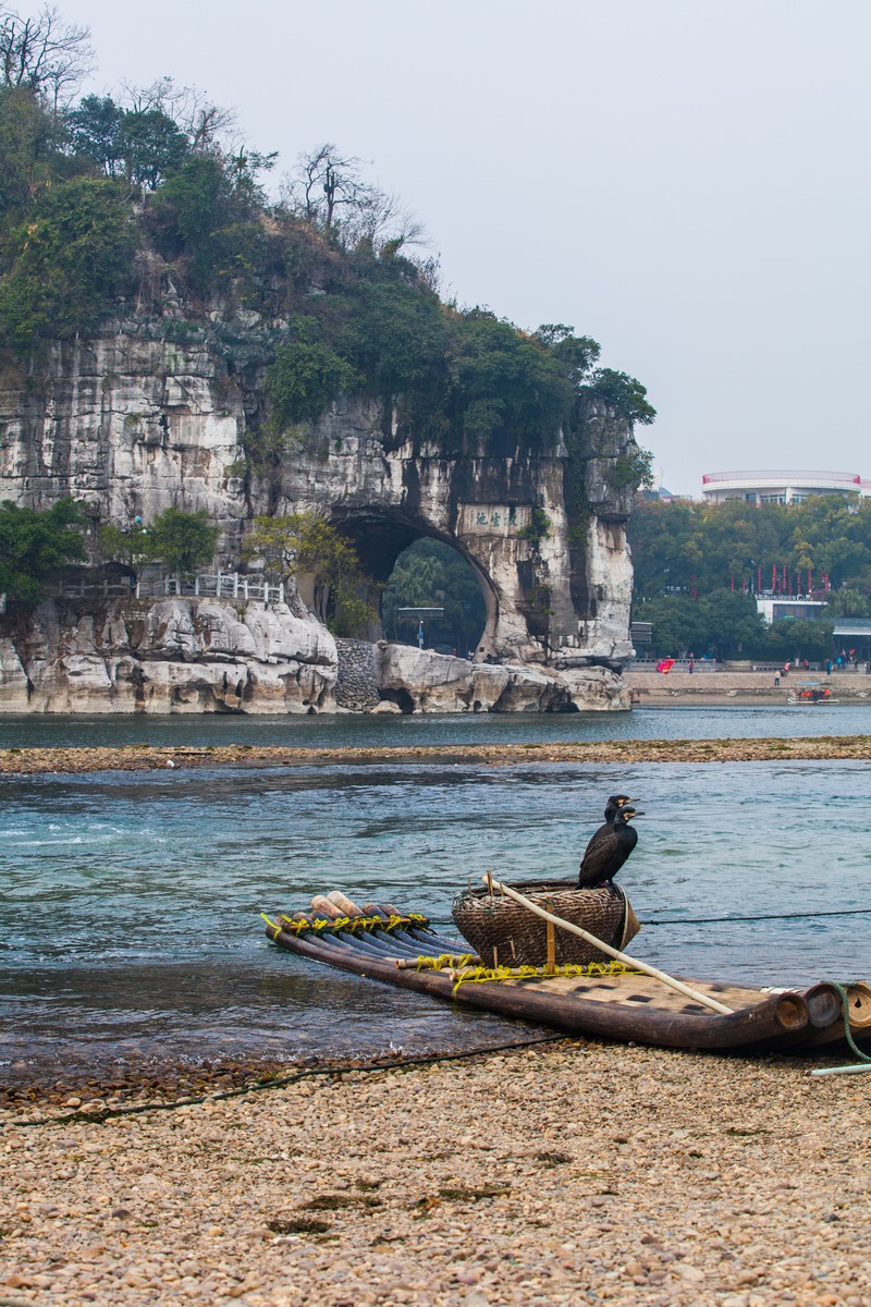  p>象鼻山原名 b>漓山 /b>,位于 a target="_blank" href="/item/桂林