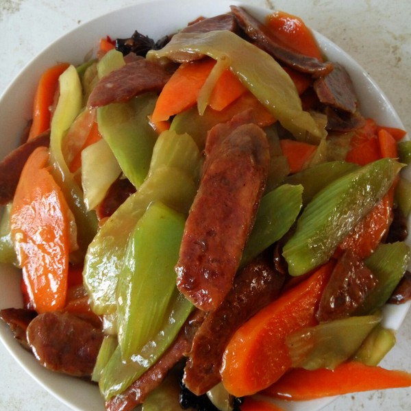  p>胡萝卜炒腊肠是一道由胡萝卜,黑木耳,腊肠等食材制成的美食. /p>