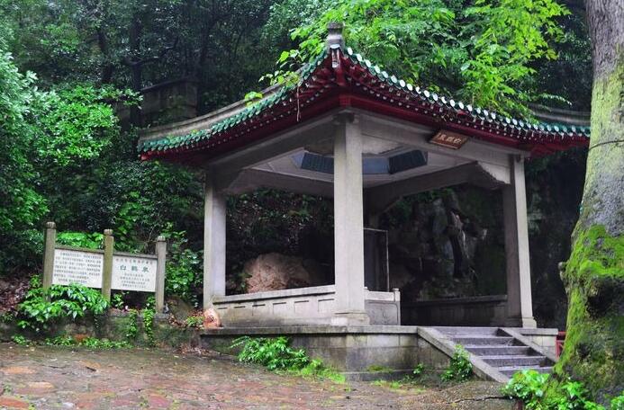 白鹤泉有"麓山第一芳涧"之称.