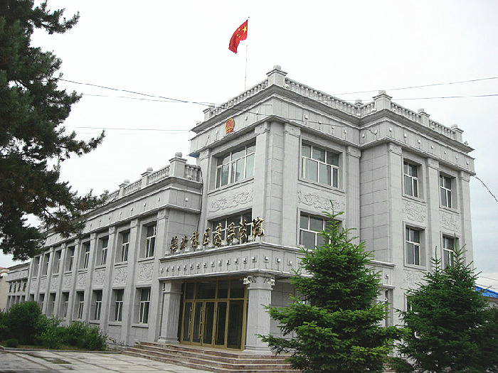 法院审判办公楼坐落在黑龙江省鹤岗市萝北县鹤北林业局中兴路中段