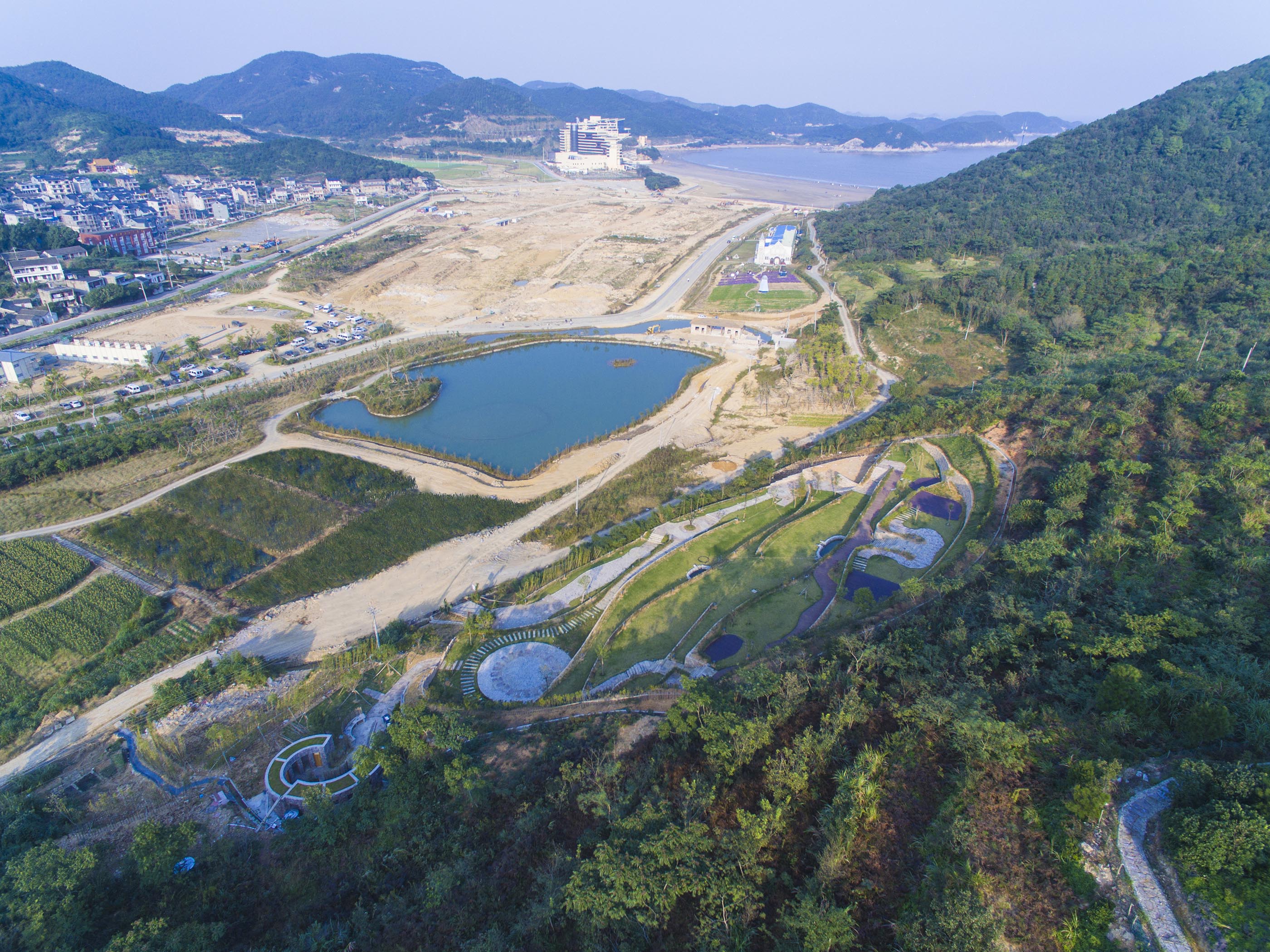  p data-id="gnbk7rbjem">东海半边山旅游度假区,位于象山县石浦镇