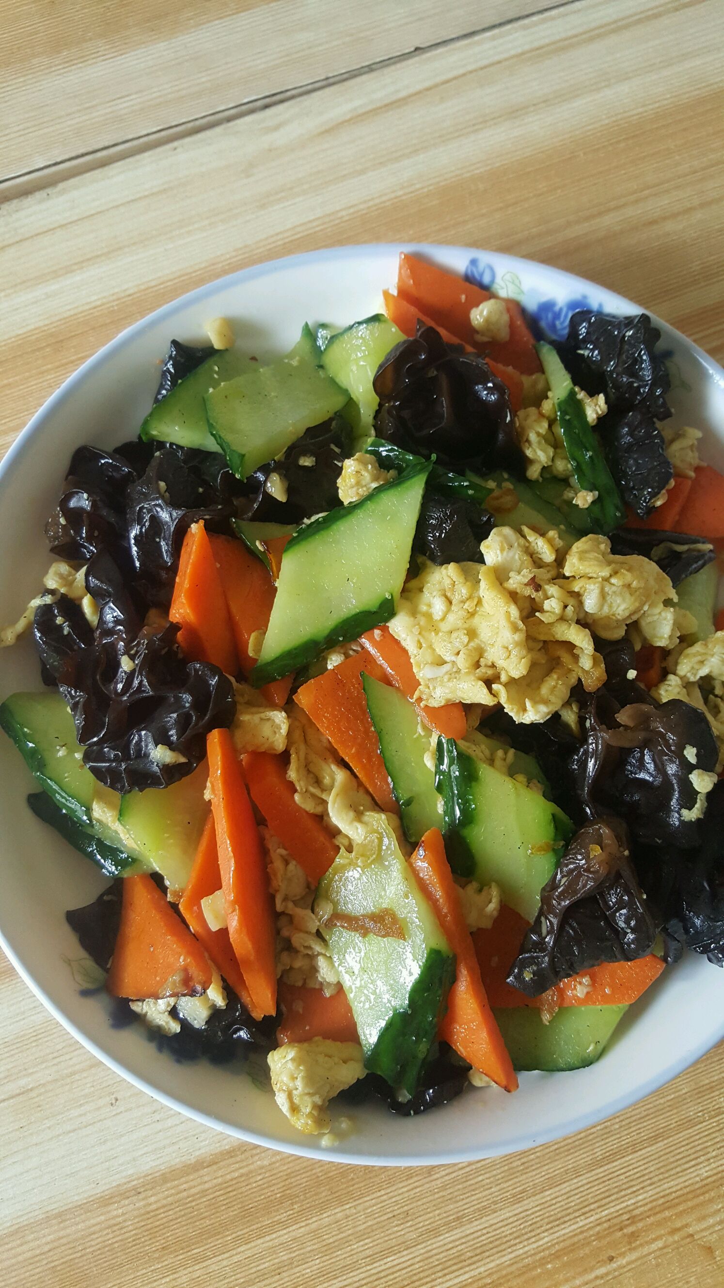  p>木耳黄瓜炒鸡蛋是一种以黄瓜1根,鸡蛋2个,黑木耳2朵为原料的食物.