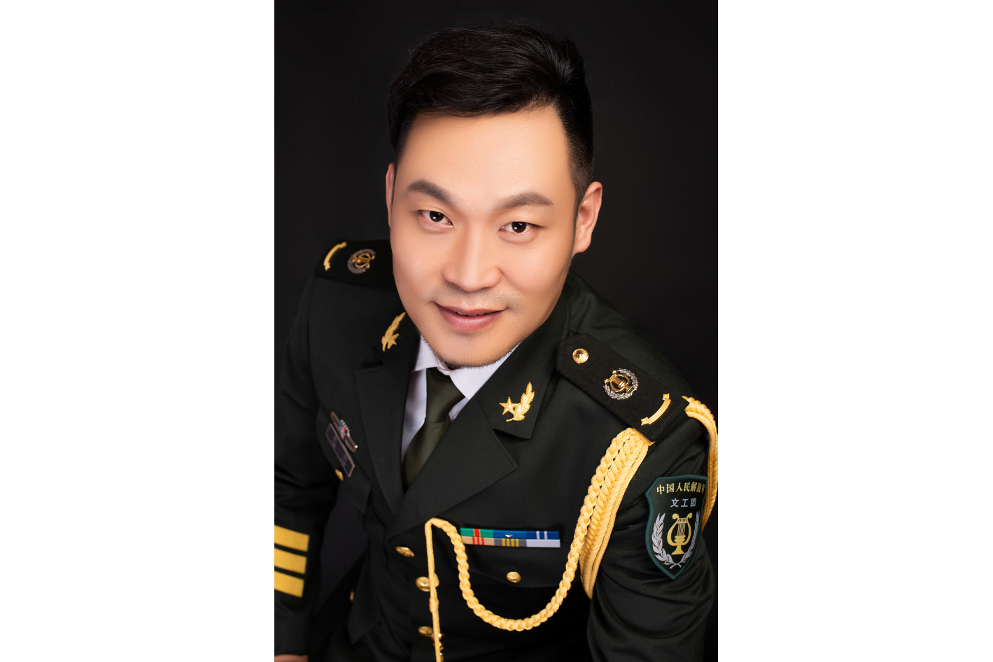 男低音歌唱家,中央军委政治工作部歌舞团青年歌唱演员,中国音乐家协会