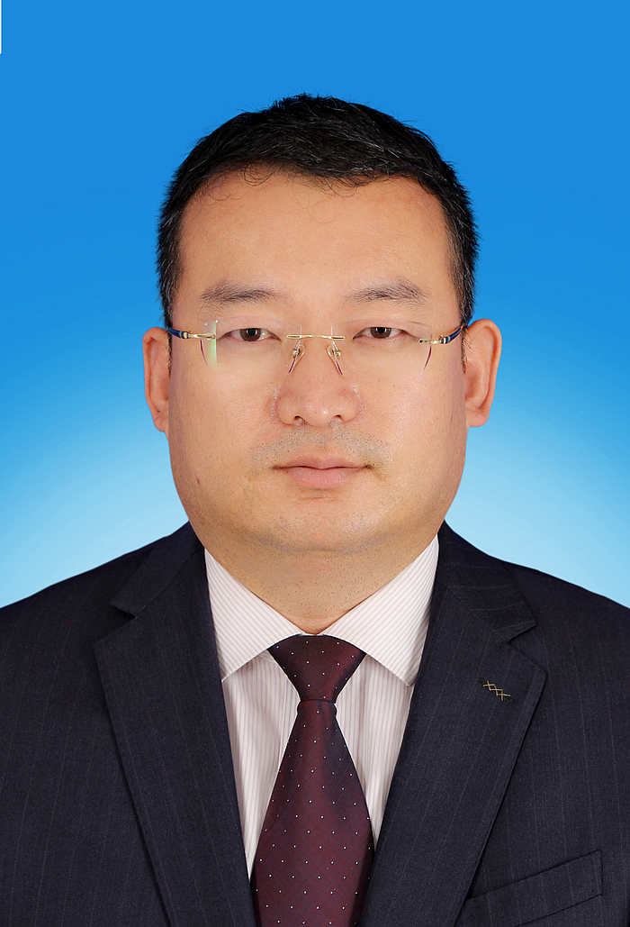 历史学士,中共党员,现任陕西省榆林市靖边县人民政府党组成员,副县长