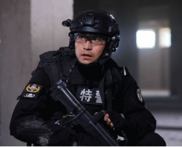 男,是电视剧《 a target="_blank" href="/item/特警力量/7151922"