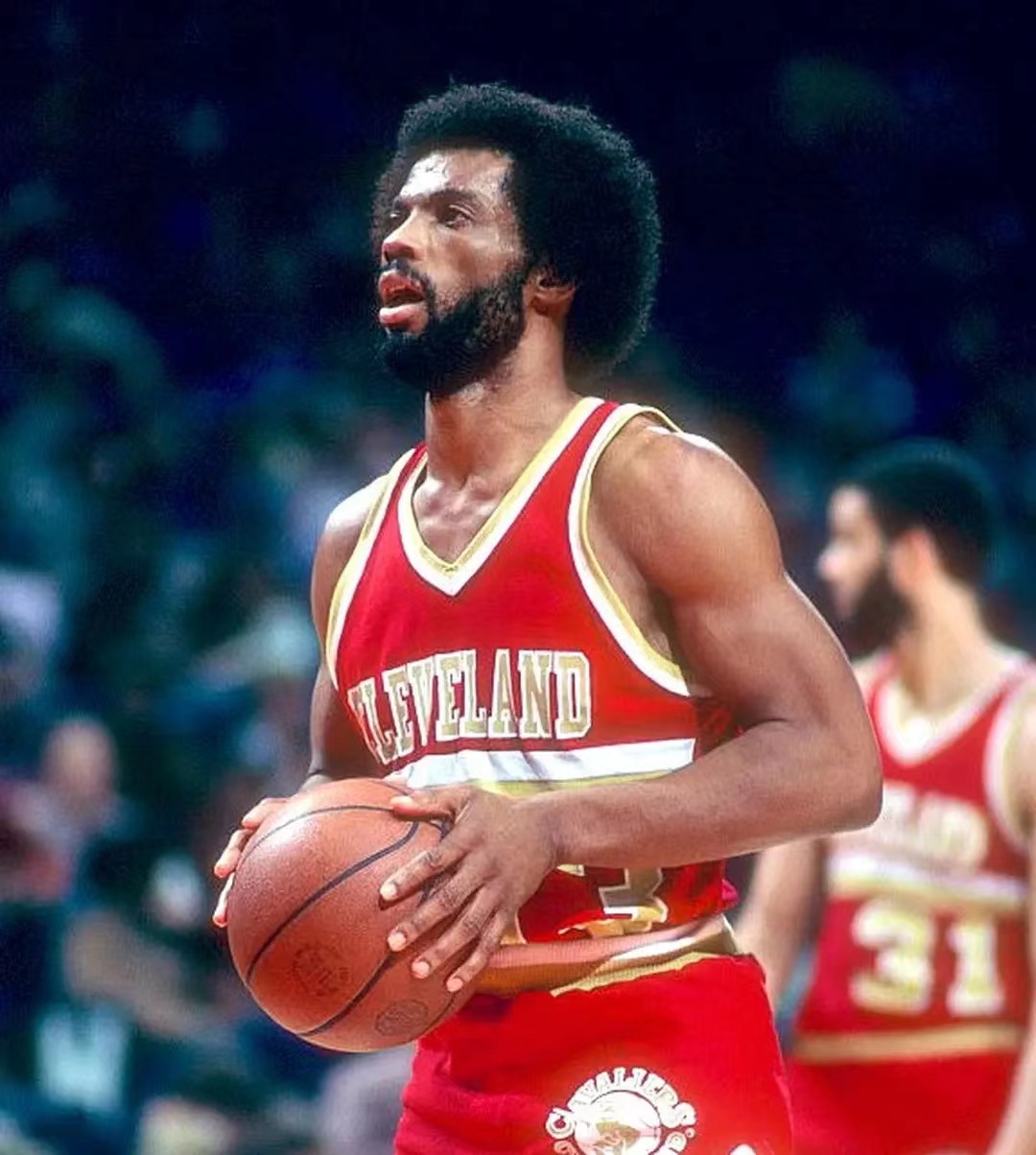  p>詹姆斯·塞拉斯(james silas),1949年2月11日出生于美国 a target=