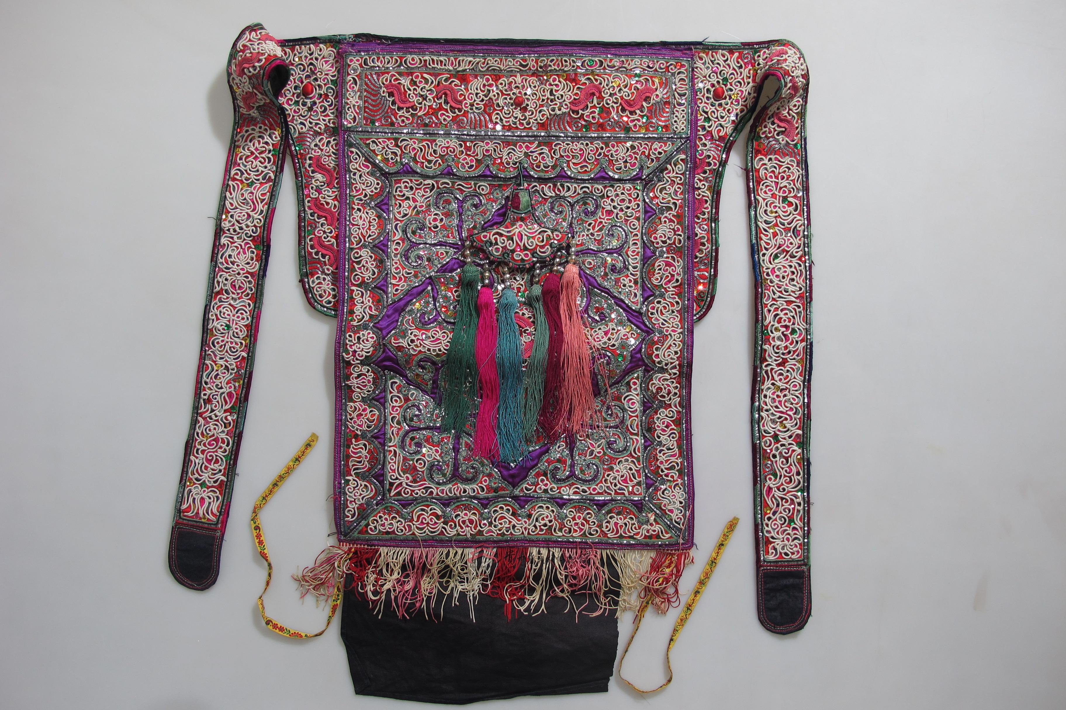  p>当代黎平侗族缠丝绣龙纹蝴蝶纹背扇是一件由贵