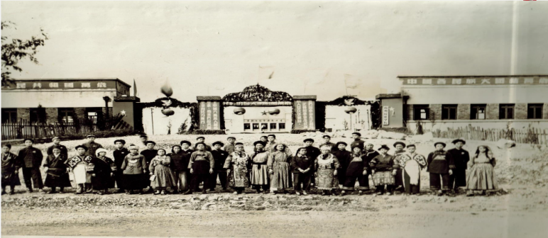 年代，贵州大学学生在校门前合影