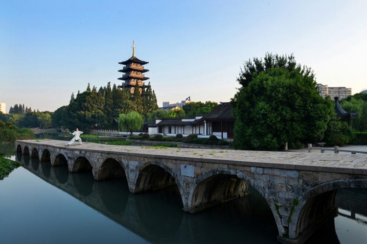 data-id="gnx37ionvu">垂虹断桥,本名利往桥,俗称长桥,位于江苏省苏州