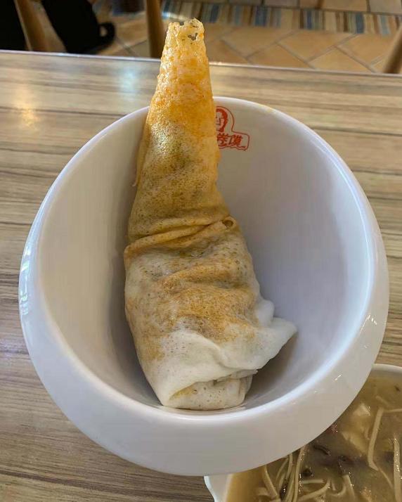  p>田三卷馍是安徽阜阳著名的小吃.