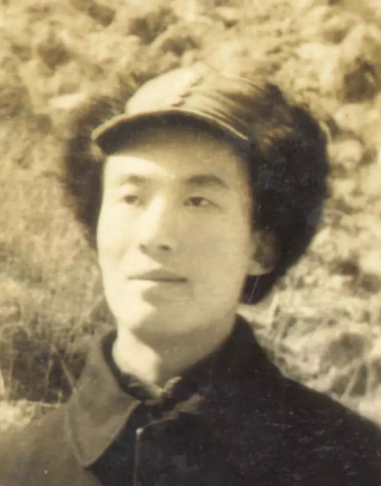 《五月的鲜花》是由 a target="_blank" href="/item/光未然/1129671"