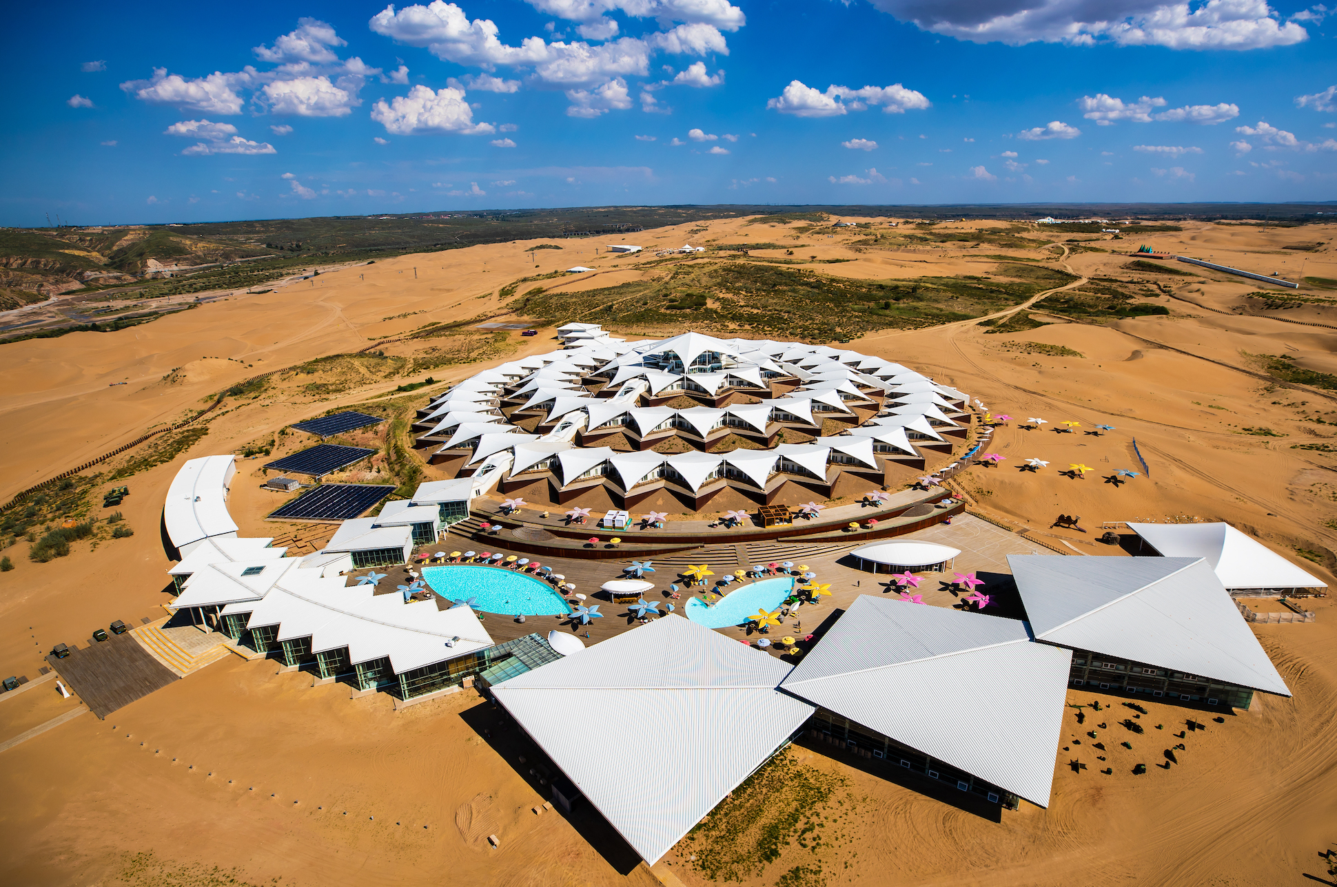  p>响沙湾于1984年1月被开辟为旅游景点,1991年被国家旅游局列为国线