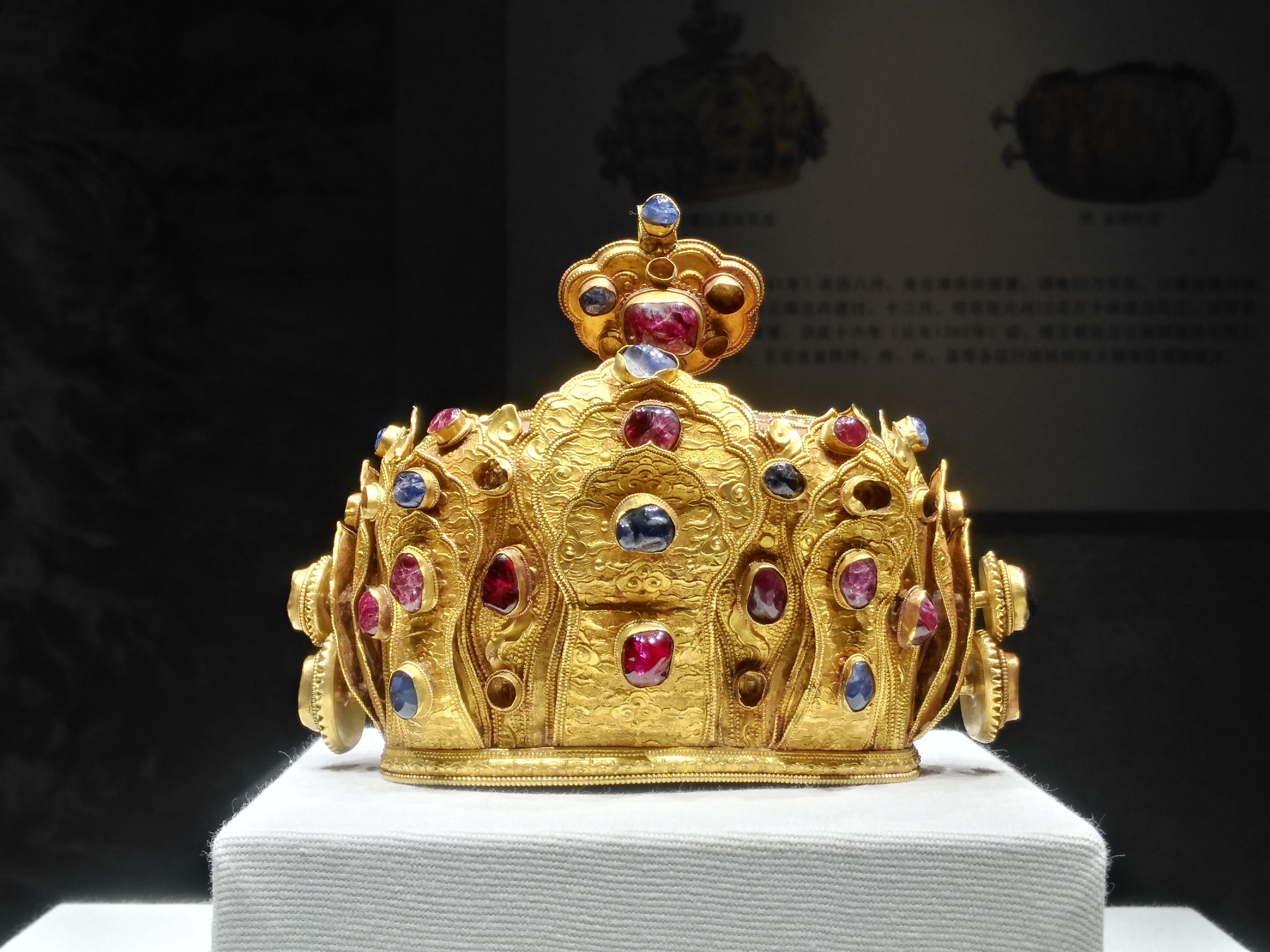 明代金镶红蓝宝石冠