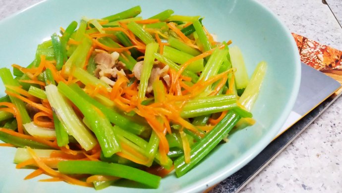  p data-id="gnfe6otu6m">芹菜炒胡萝卜是以芹菜,胡萝卜,虾皮为主要