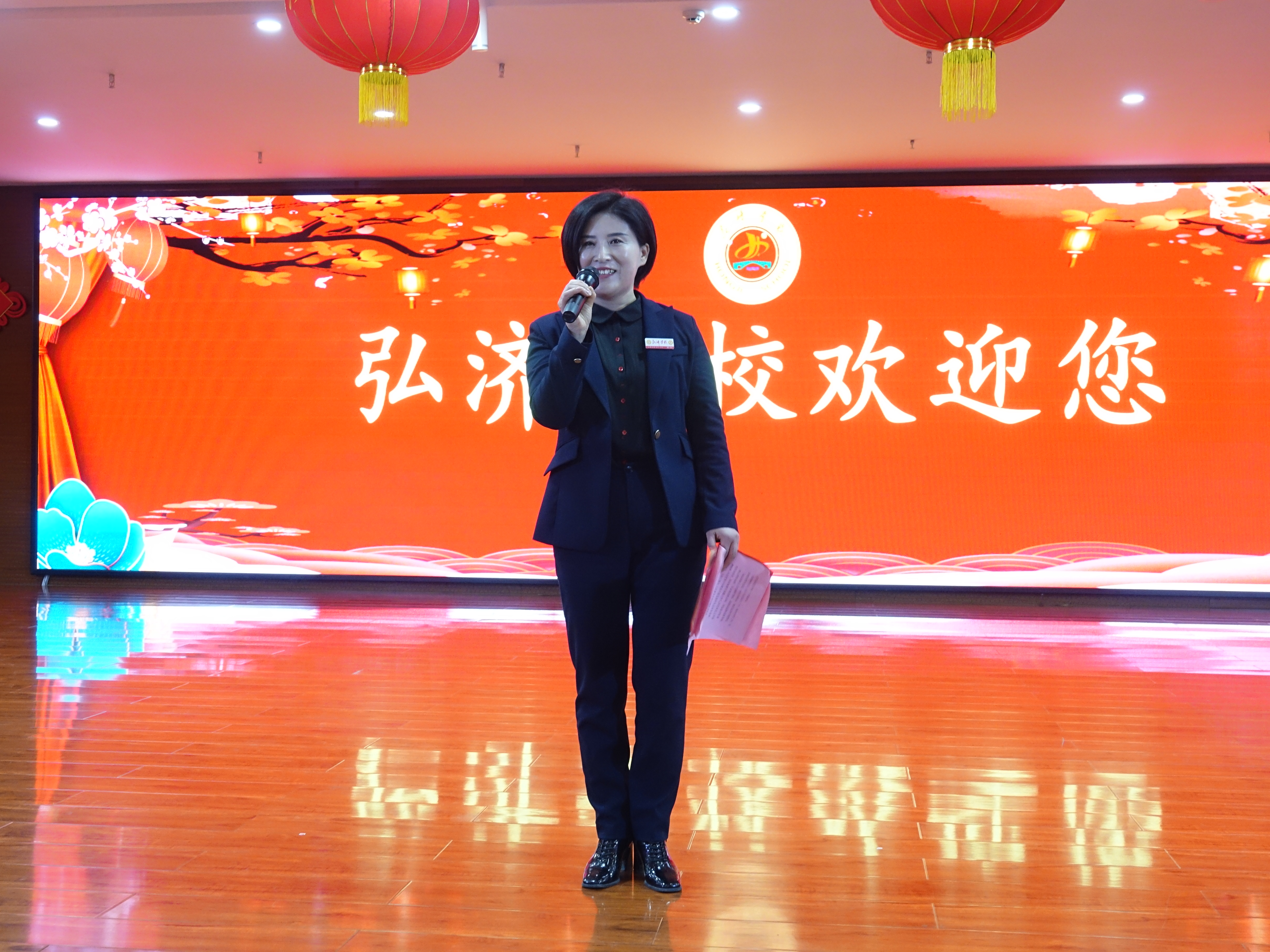 苏美英,女,担任弘济学校副校长.