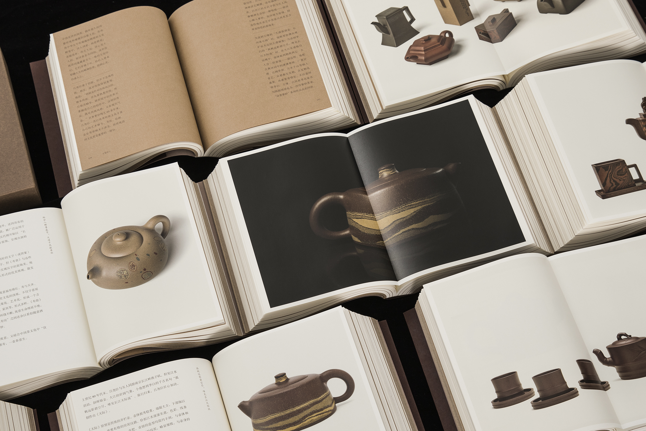 agi国际平面设计联盟成员;中国出版协会书籍设计艺术工作委员会委员