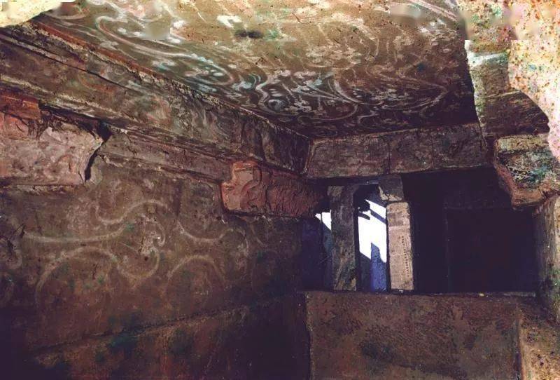 您看到的壁画要比敦煌壁画早了约300~500年,那就是辽阳的汉魏墓群壁画