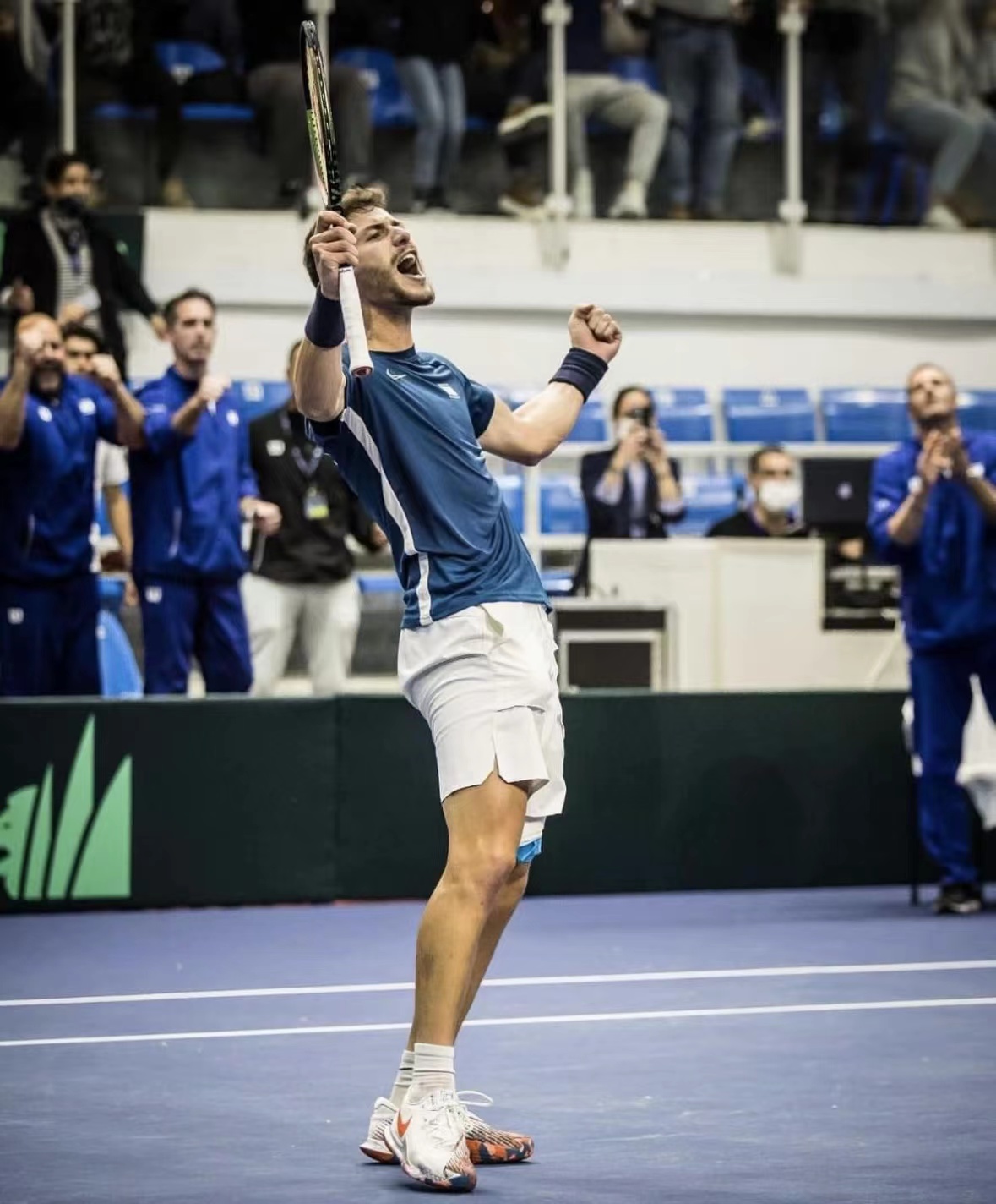 data-lemmaid="2483780">拉姆拉 /a>,以色列网球运动员,持拍