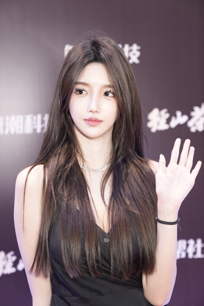 data-id="gnyu12yp5b">abbily,曾用名叫王嘉辉(王嘉菲),已改名为王