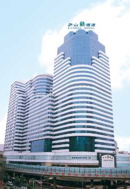 深圳庐山国际大酒店楼高32层,位于繁华的商业,娱乐中心地带——罗湖区