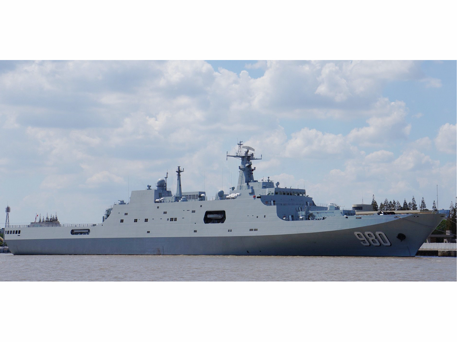 龙虎山号船坞登陆舰