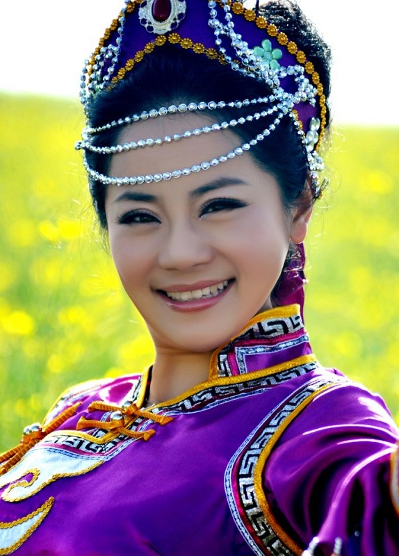  p>东方红艳,曾用名胡红艳,1982年8月1日出生于乌兰哈达,女歌手,演员