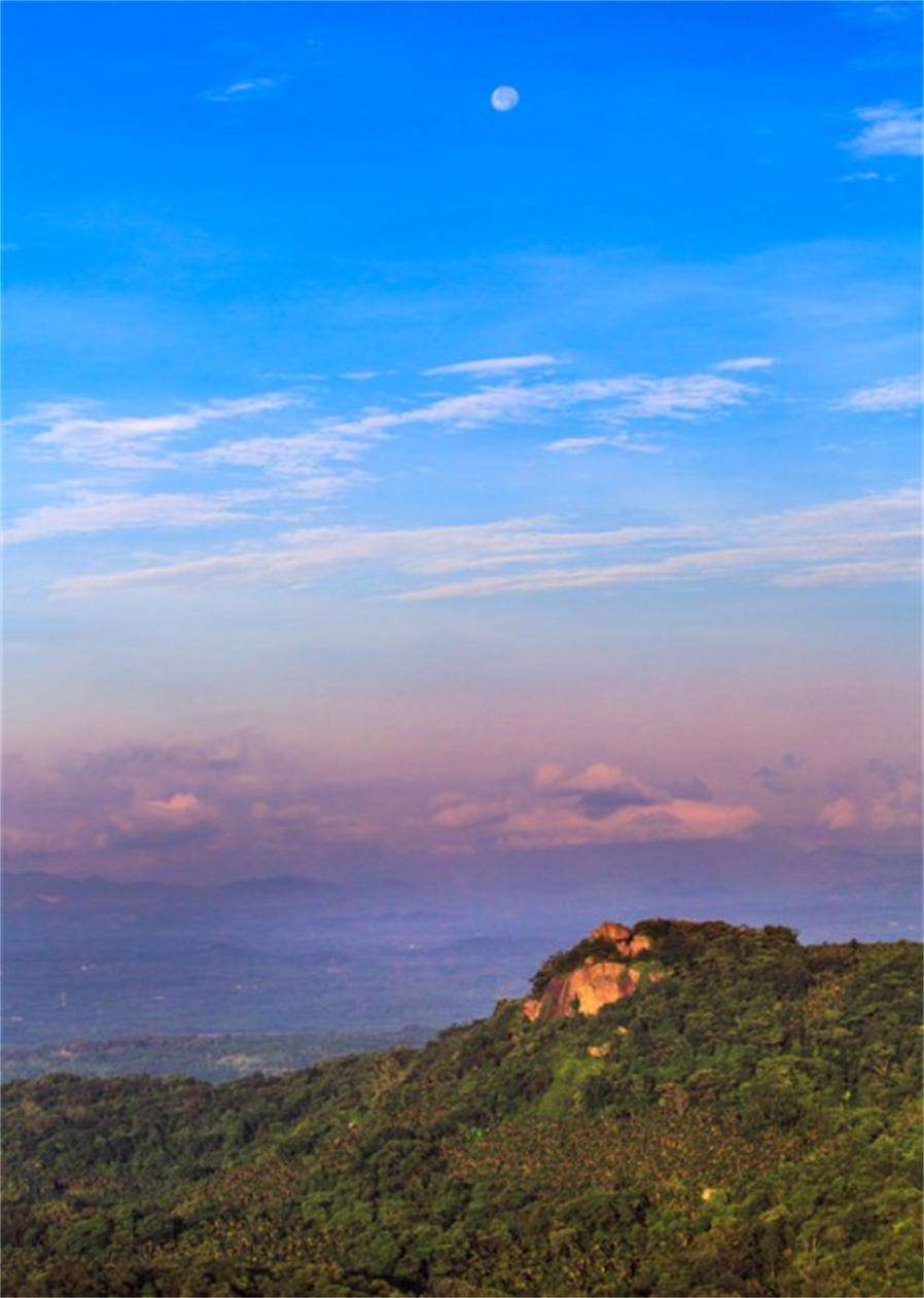 位于琼海市西南12公里处,从岛东高速公路白石岭出口西行仅6公里,距