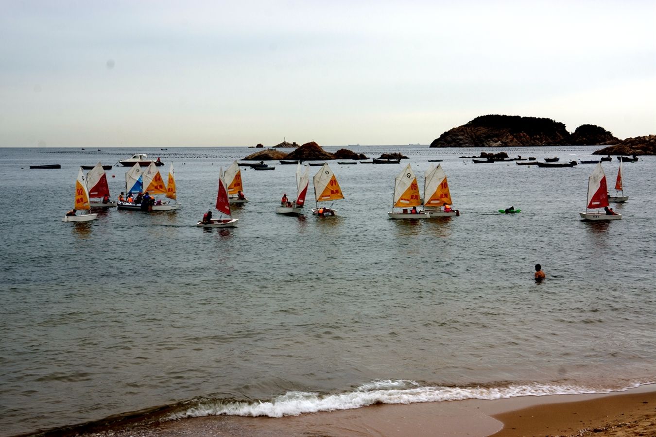  p>威海金海滩浴场,是威海市少有的几个国际海水浴场之一,地理位置