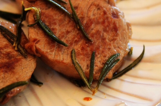  p>迷迭香煎牛排是一道由新鲜 a href="#" data-lemmaid="7550">