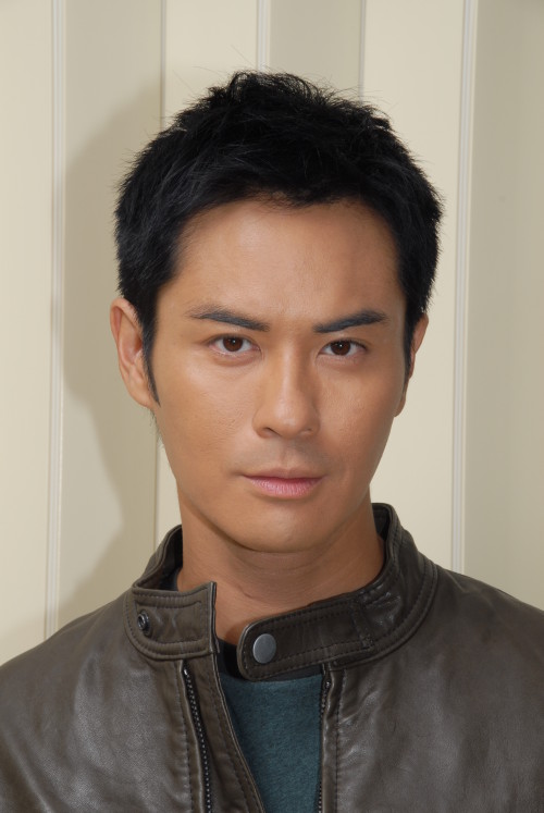 1970年8月15日出生于美国加利福尼亚州旧金山,中国香港男演员及歌手