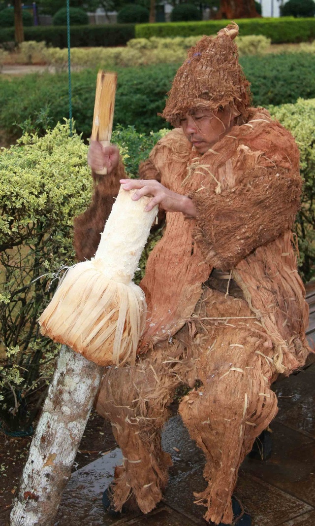  p>生活在云南哀牢深山的苦聪人曾用芭蕉叶,棕皮,蜘蛛网等来做过衣服