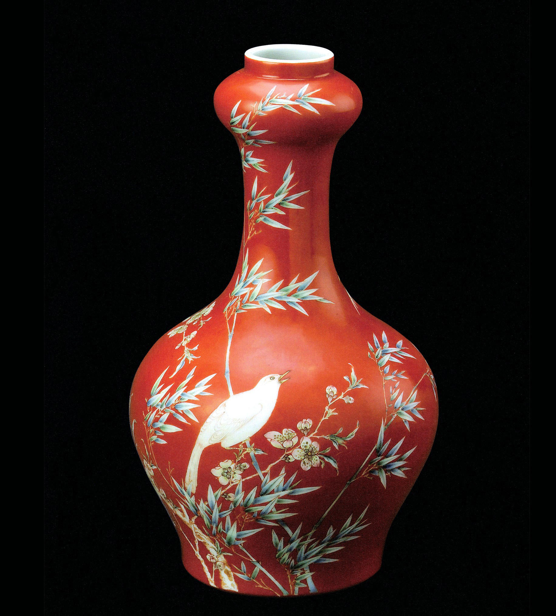 珊瑚红地珐琅彩花鸟瓶