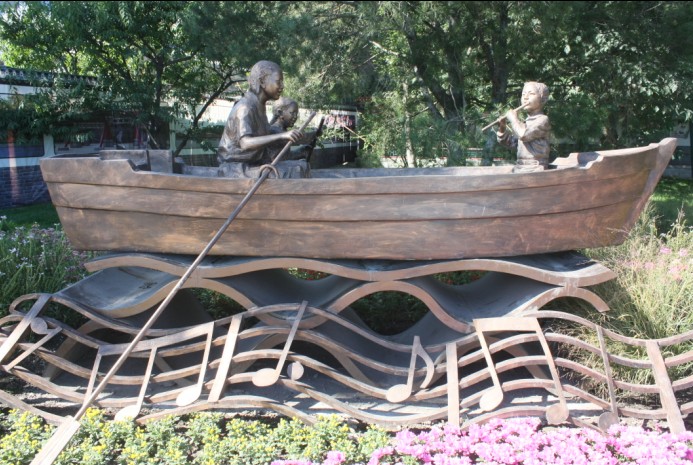  p>《让我们荡起双桨》铜雕雕塑位于 a target="_blank" href="/item