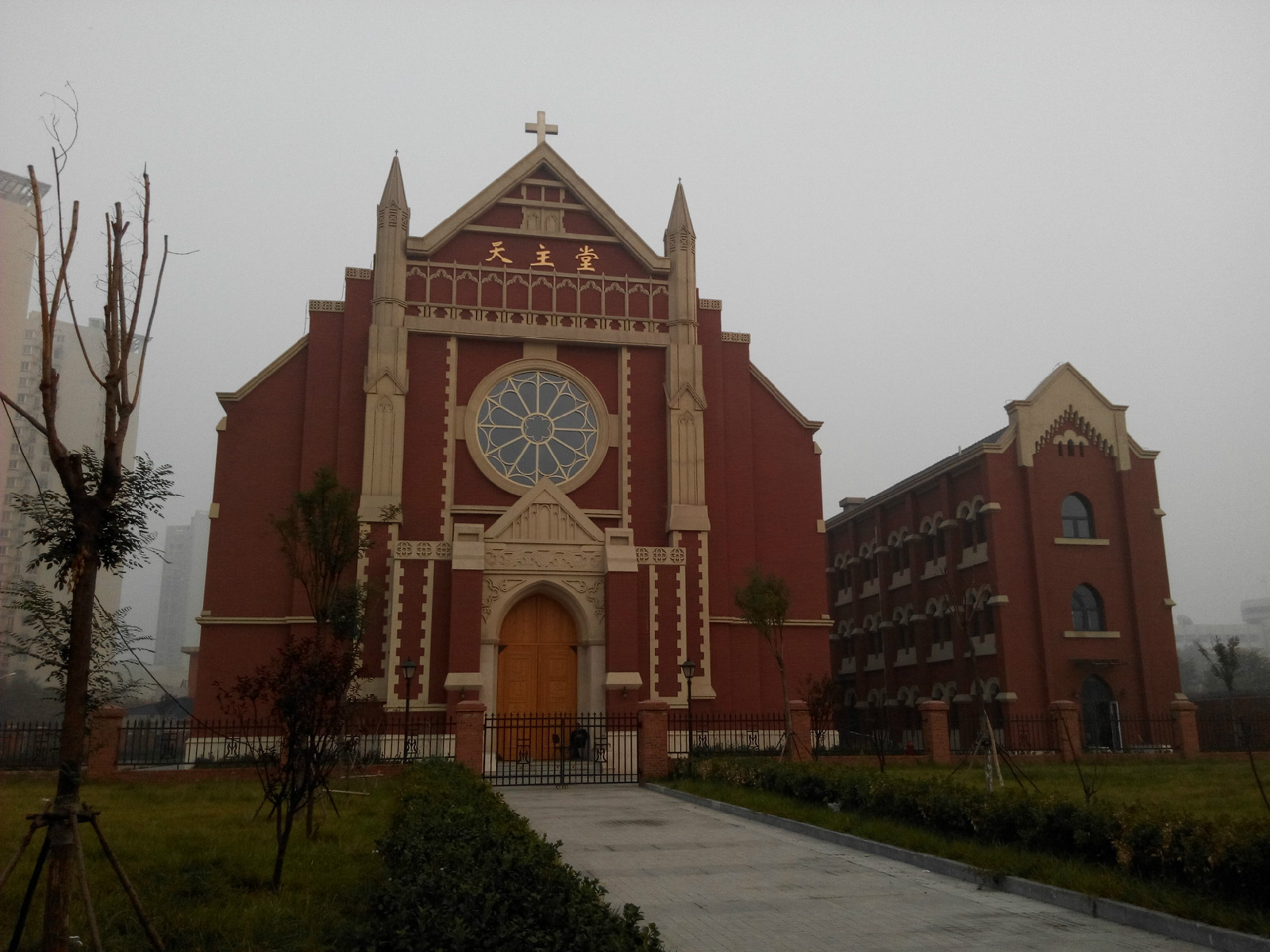 8403141">天津市河东区 /a>的一个住宅区,坐落于津塘公路上中山门桥旁