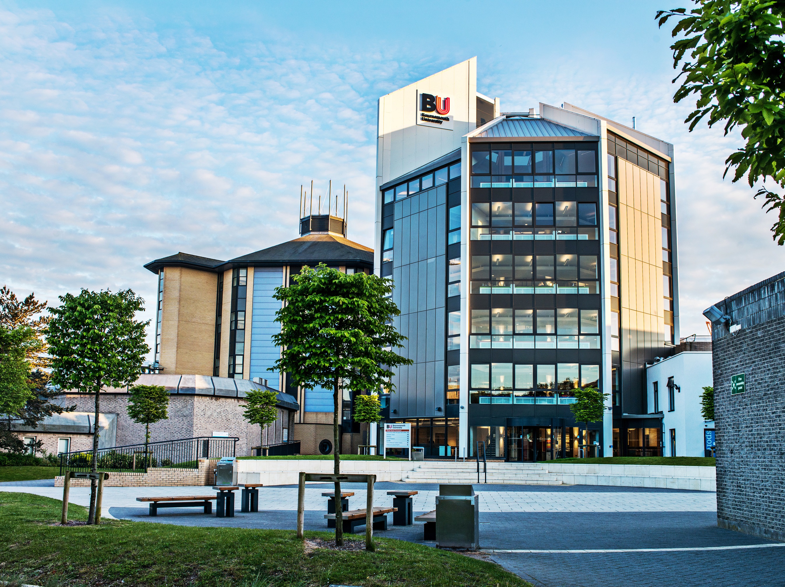 旅游城市之一 a target="_blank" href="/item/伯恩茅斯/11033755"