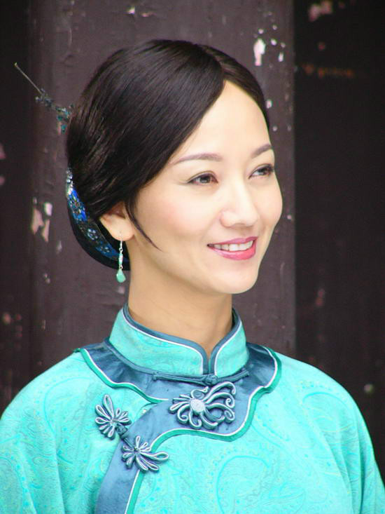 《青花》是由武汉电视台与上海文广集团于2004年合作拍摄的电视剧,由 