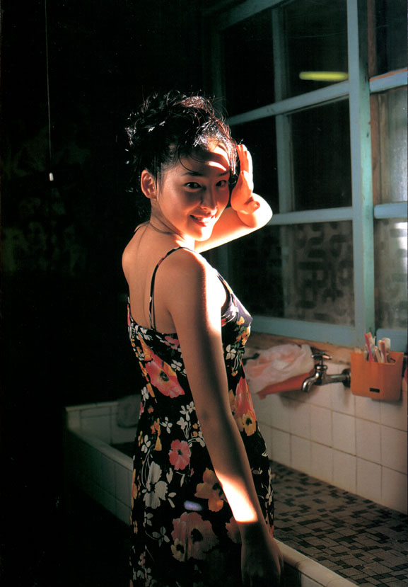  p>麻生久美子,1978年6月17日出生于日本千叶县,日本影视女演员,毕业