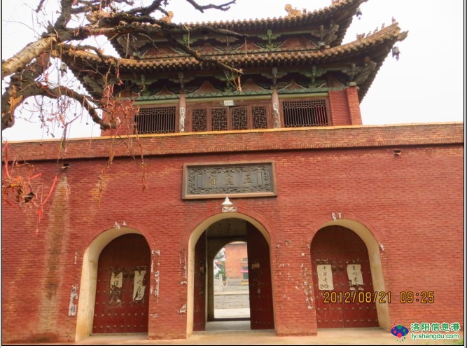 玉皇庙,坐落于偃师区顾县镇曲家寨村南的景山制高点上,位于嵩山到洛阳