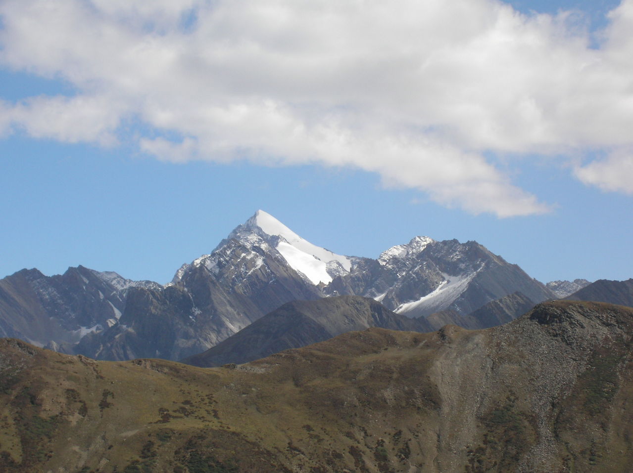 50°,雪宝顶位于松潘县境内,是岷山山脉主峰,最高海拔5588米,岷山主峰