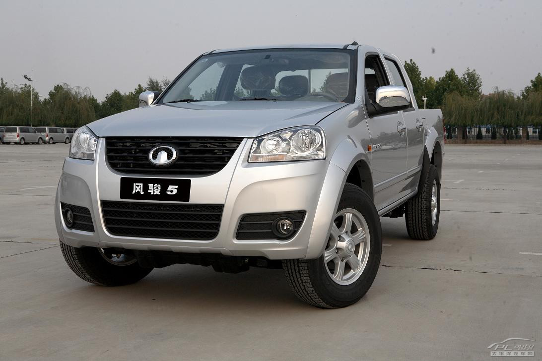 它是前面像轿车,后面带货箱的客货两用汽车. /p>