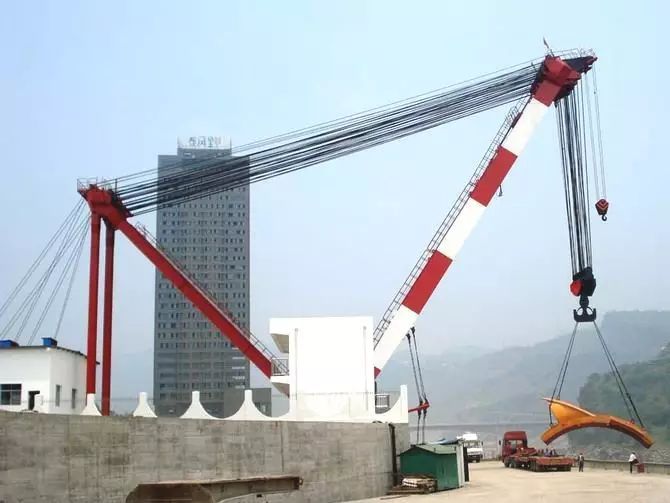 缆绳桅杆起重机