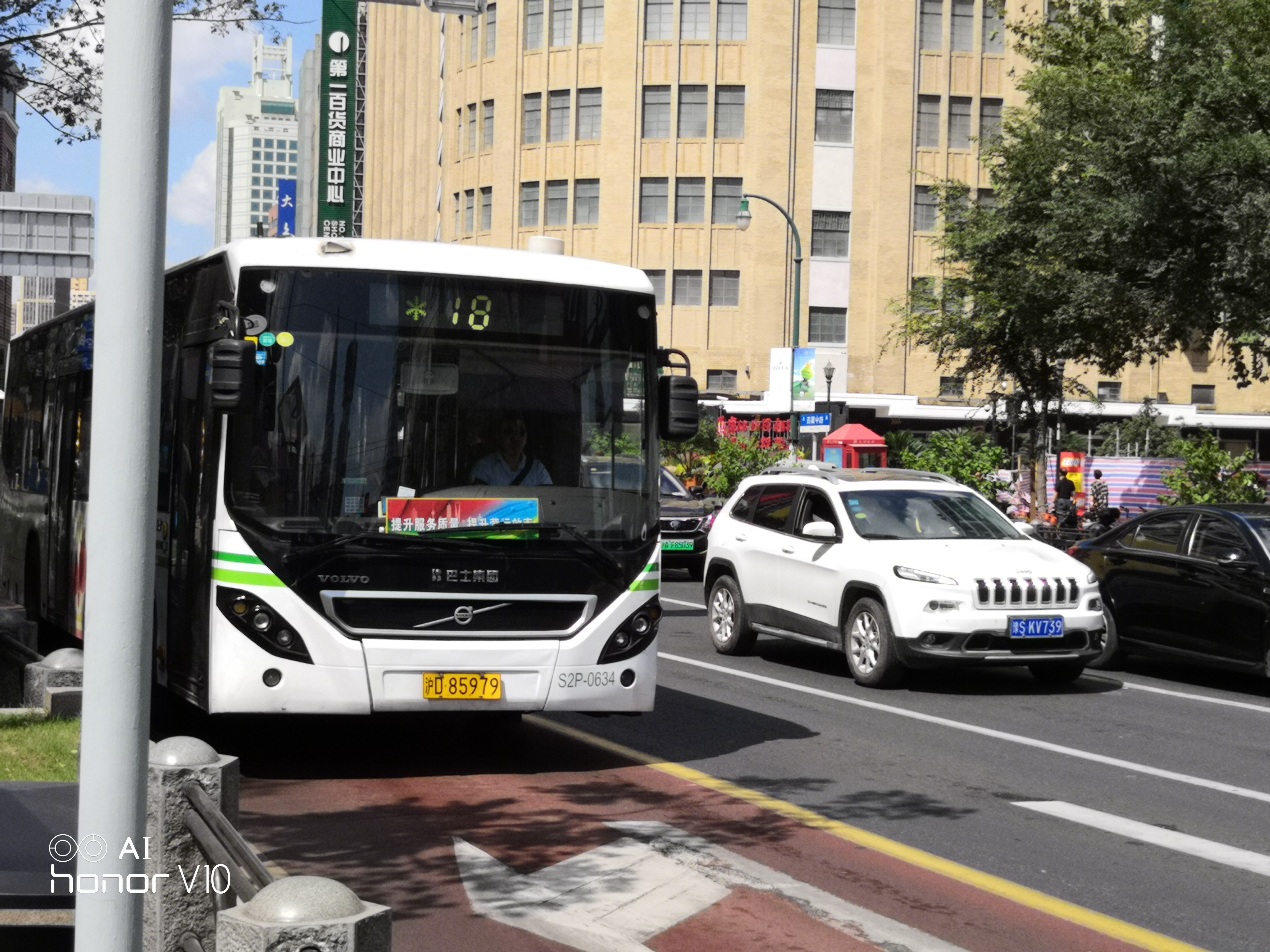  p>18路是上海市内一条公共汽车线路.