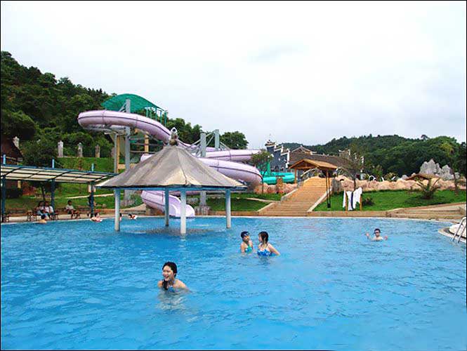  p>龙女温泉位于湖南郴州市北湖区市郊乡铜坑湖村,距郴州市中心5公里.